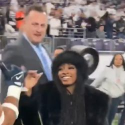 La gimnasta Simone Biles hace un épico saludo junto a su esposo, Jonathan Owens, jugador de los Bears