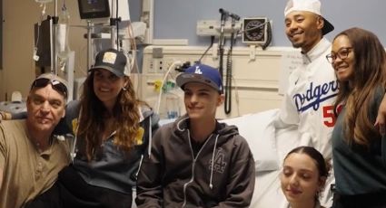 Mookie Betts, jugador de los Dodgers, visita a pacientes pediátricos del Hospital UCLA para darles regalos