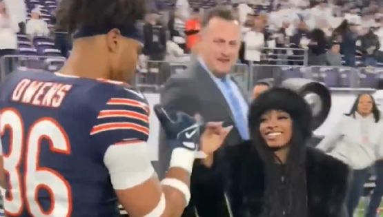 La gimnasta Simone Biles hace un épico saludo junto a su esposo, Jonathan Owens, jugador de los Bears