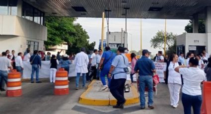 Trabajadores de la salud bloquean carreteras y casetas de Oaxaca por adeudos del IMSS Bienestar