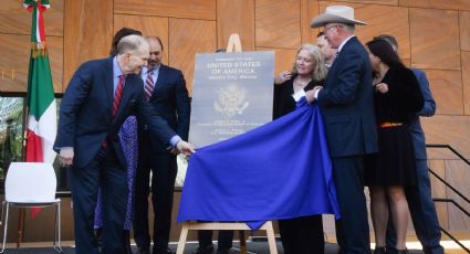 "Se necesita mucho más trabajo en seguridad”, dice Ken Salazar durante develación de placa de la nueva embajada