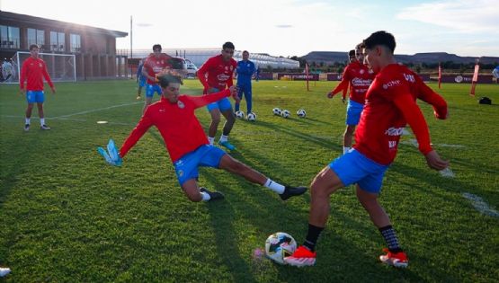 Reportan presunto robo de auto a mano armada a dos jugadores de Chivas en Zacatecas, donde realizan su pretemporada