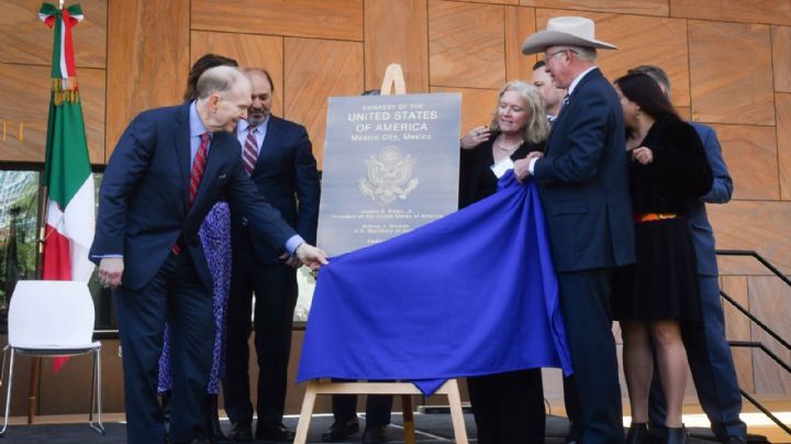 "Se necesita mucho más trabajo en seguridad”, dice Ken Salazar durante develación de placa de la nueva embajada