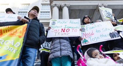 Migrantes protestan en Nueva York pidiendo protección a Adams por miedo al plan de deportaciones de Trump