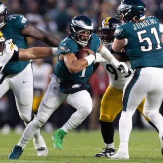 Jalen Hurts, QB de Eagles, es multado con cinco mil dólares por usar calzado de diferente color