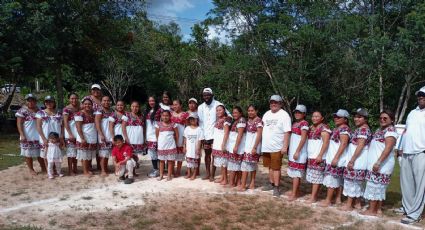 El beisbolista mexicano Randy Arozarena juega descalzo con las Diablillas, equipo femenil maya de softbol reconocido con un documental