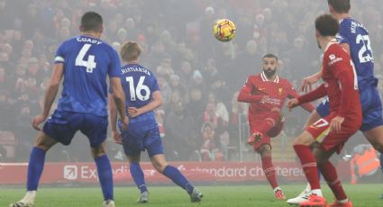 Liverpool despeja la niebla con una remontada y vuelve a despegarse en la cima de la Premier League