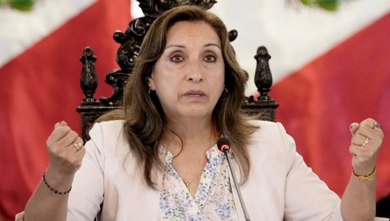 Fiscalía de Perú allana casa del vocero de la presidenta Dina Boluarte por presunta corrupción en programa social