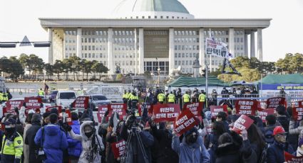 Líder del partido gobernante en Corea del Sur apoya suspender poderes al presidente tras ley marcial