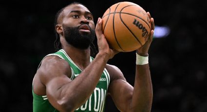 Jaylen Brown, jugador de los Celtics, es multado con 25 mil dólares por la NBA por festejar como si hiciera un degollamiento