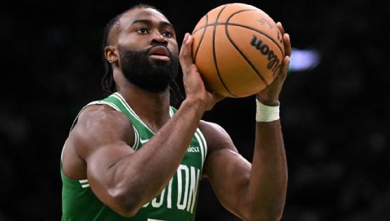 Jaylen Brown, jugador de los Celtics, es multado con 25 mil dólares por la NBA por festejar como si hiciera un degollamiento