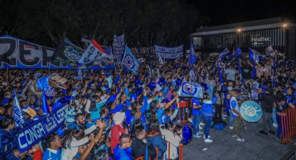 Cruz Azul recibe 'serenata' de sus aficionados como aliciente para eliminar al América en la Semifinal de Vuelta