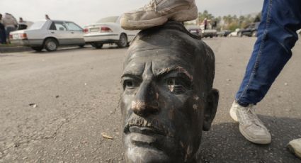 Los sirios se toman las calles para celebrar la caída del régimen y tiran una estatua de Assad