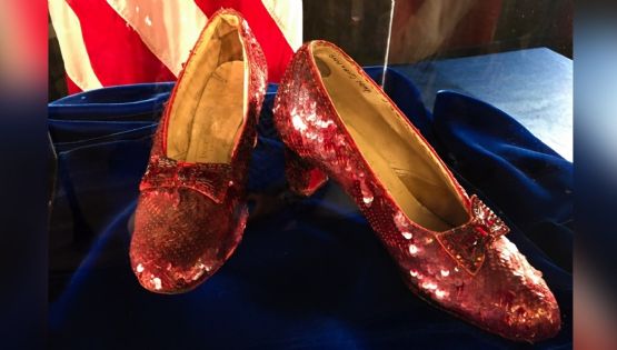 Subastan por más de 32 millones de dólares las zapatillas que Judy Garland usó en "El mago de Oz"