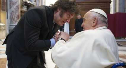 Javier Milei abraza al papa Francisco en el Vaticano tras criticarlo durante su campaña presidencial