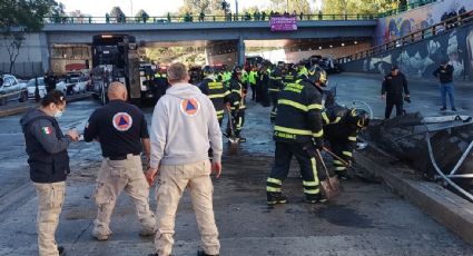 Volcadura de un camión de bomberos en Circuito Interior deja tres elementos lesionados