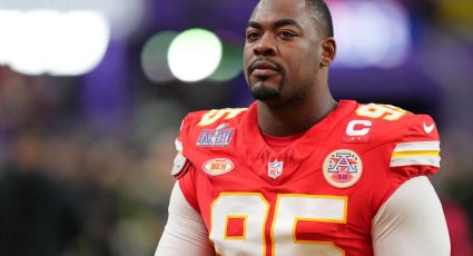 Chris Jones, jugador de los Chiefs, llora al escuchar el himno de Estados Unidos en el Super Bowl