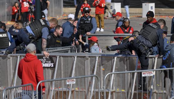 Aficionados de los Chiefs atrapan a uno de los presuntos agresores en el tiroteo en Kansas City