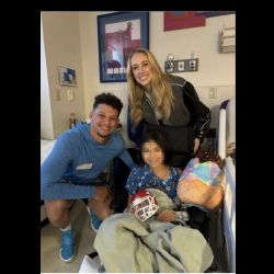 Patrick Mahomes y su esposa, Brittany, visitan en el hospital a dos niñas heridas en el tiroteo tras el desfile de los Chiefs