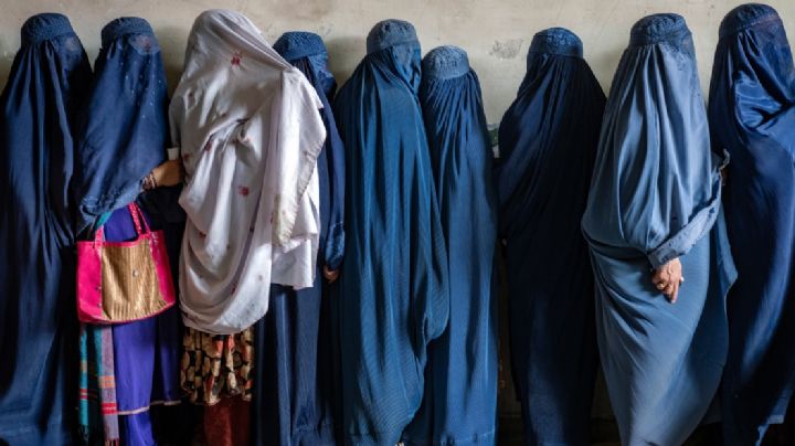 Las mujeres afganas viven con miedo a salir solas a la calle por decretos del Talibán, indica informe de la ONU