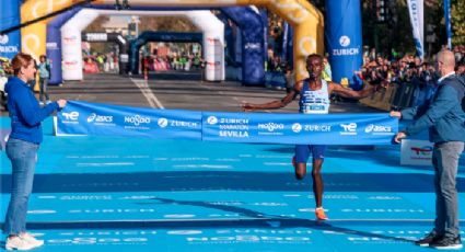 Los atletas de Etiopía dominan el Maratón de Sevilla en las ramas femenil y varonil; Kelvin Kiptum, fallecido hace una semana, recibe homenaje