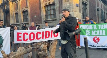 Colectivos y ambientalistas protestan en Palacio Nacional contra las obras del Tren Maya: "Es un ecocidio gigante"