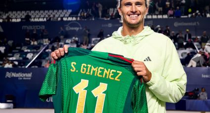 El tenista alemán Alexander Zverev posa con la playera del Tri de Santiago Giménez en el Abierto de Los Cabos