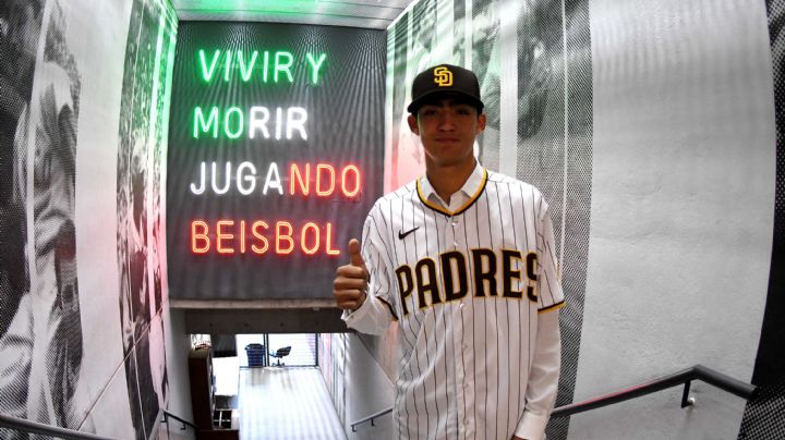 El pitcher mexicano Humberto Cruz firma a los 17 años de edad con los Padres de San Diego: "Es mi sueño"