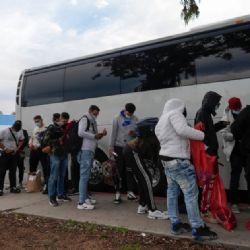 Patrulla Fronteriza abandona a migrantes en una parada de autobús de San Diego por falta de fondos para el centro de alojamiento