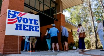 Demócratas acuden a votar en las primarias republicanas de Carolina del Sur para respaldar a Nikki Haley