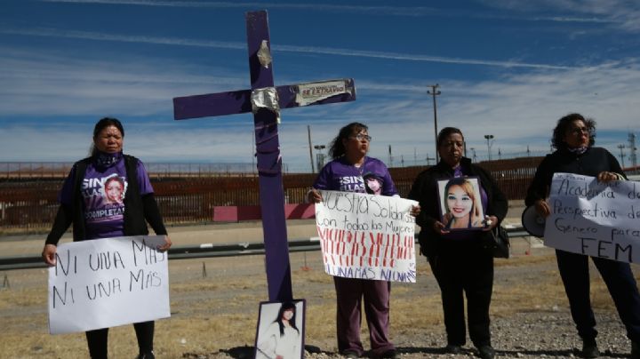 Colocan cruz cerca del río Bravo para protestar contra los feminicidios de migrantes en México