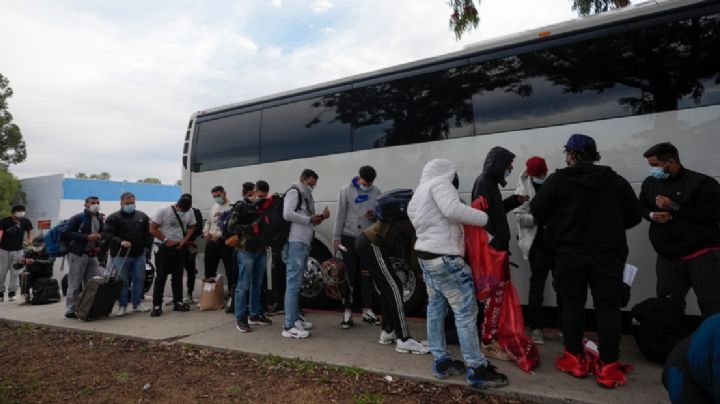 Patrulla Fronteriza abandona a migrantes en una parada de autobús de San Diego por falta de fondos para el centro de alojamiento