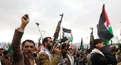 Rebeldes hutíes de Yemen anuncian nuevos ataques contra petrolero y barcos de EU en el mar Rojo