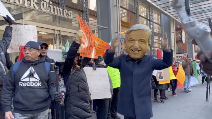 Simpatizantes de AMLO y morenistas en Nueva York protestan frente a la sede del NYT y lo acusan de intervencionista