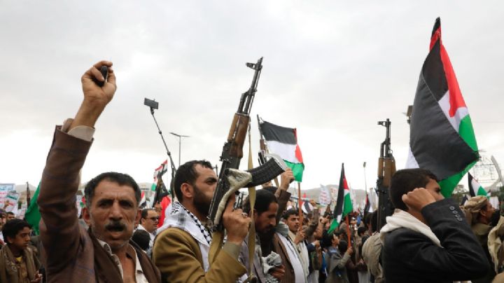 Rebeldes hutíes de Yemen anuncian nuevos ataques contra petrolero y barcos de EU en el mar Rojo