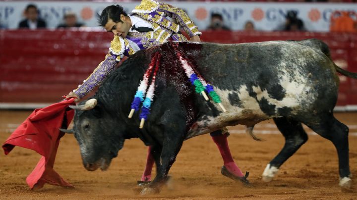 El torero Diego San Román triunfa en la sexta corrida de la temporada en la Plaza México