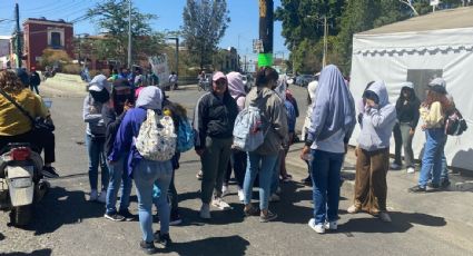 Maestros del SNTE reciben a AMLO en Salina Cruz con bloqueos y protestas