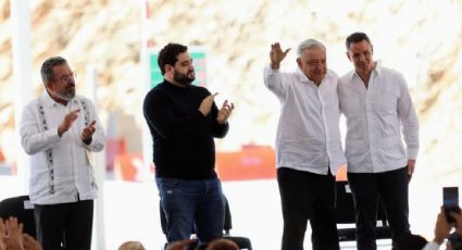 Abuchean a Murat durante la inauguración de autopista en Oaxaca; AMLO muestra apoyo al exgobernador