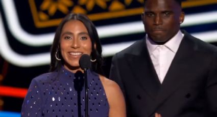 La mexicana Diana Flores presenta los primeros premios al Flag Football en los NFL Honors junto a Tyrek Hill