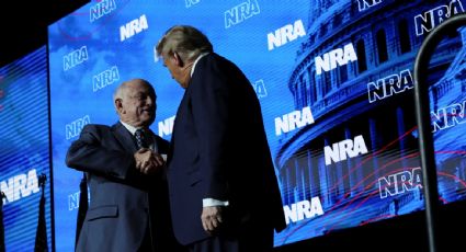 En evento de la Asociación Nacional del Rifle, Trump promete que revertirá las restricciones a las armas que impuso Biden