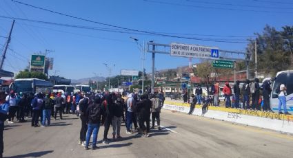 Alumnos de Ayotzinapa bloquean la Autopista del Sol para exigir el esclarecimiento del asesinato de su compañero