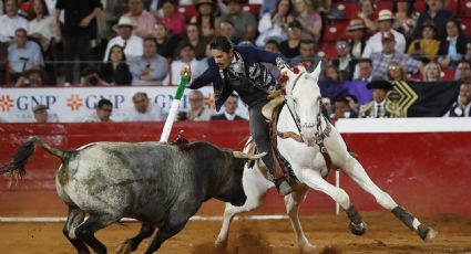 Emiliano Gamero fue el gran triunfador en la corrida de rejoneadores en la Plaza México tras indultar al toro 'Recuerdos'