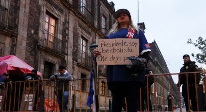 Ceci Flores regresa a Palacio vestida de beisbolista esperando así ser atendida por el presidente: "A las madres buscadoras no nos recibe"