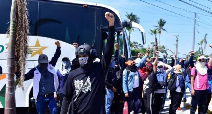 Normalistas de Ayotzinapa protestan afuera de la sede del Poder Judicial en Acapulco previo a audiencia por el asesinato de Yanqui Kothan