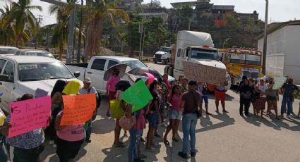 Damnificados por el huracán "Otis" bloquean la carretera México-Acapulco para exigir la entrega de enseres domésticos