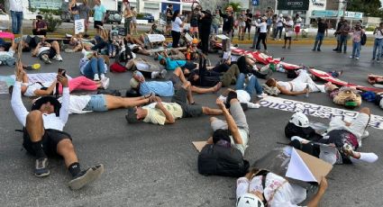 Activistas bloquean carretera en Playa del Carmen en protesta por el impacto ambiental del Tren Maya