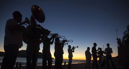 Hoteleros buscan regular la presencia de bandas musicales en las playas de Mazatlán por quejas de turistas