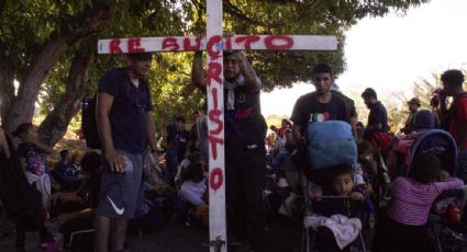 Migrantes clavarán una cruz en el cerco de púas que colocó Abbott en la frontera de Texas con México