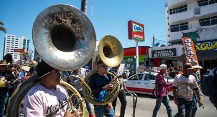 Permiten a músicos de banda laborar en las playas de Mazatlán hasta las 10 de la noche