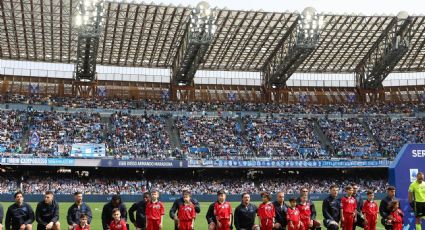 Jugadores del Napoli se hincan para apoyar a su compañero Juan Jesús, quien denunció insultos racistas